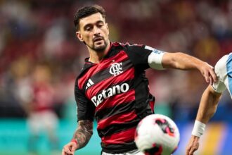 na-espera-por-paqueta,-flamengo-estreia-no-brasileiro-com-caras-novas-e-arrascaeta-ainda-como-destaque