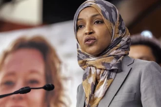 deputada-imigrante-e-atingida-por-liquido-durante-discurso-em-minneapolis