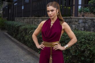 nos-resumos-de-‘tres-gracas’,-arminda-se-irrita-ao-ver-jorginho-chegar-com-joelly-e-raul-para-jantar-em-sua-casa