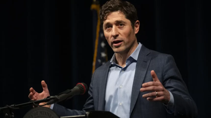 trump-diz-que-prefeito-de-minneapolis-viola-a-lei-e-esta-‘brincando-com-fogo’