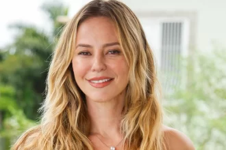 paolla-oliveira-vira-rainha-de-bateria-em-divulgacao-da-serie-‘bridgerton’