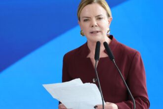 governo-pode-ter-projeto-proprio-para-fim-da-escala-6×1,-diz-gleisi