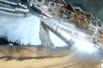 avalanche-‘engole’-zona-turistica-na-caxemira;-veja-o-video