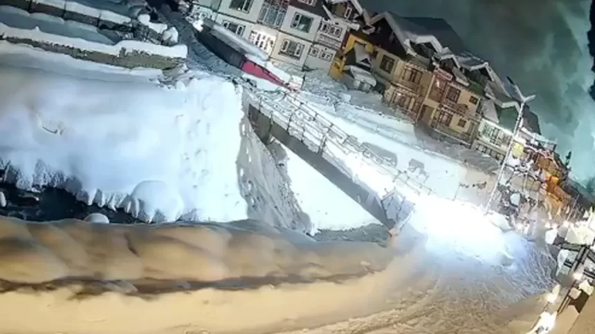 avalanche-‘engole’-zona-turistica-na-caxemira;-veja-o-video