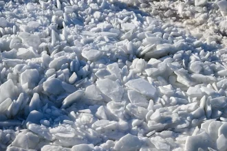 tres-irmaos-morrem-apos-cair-em-lago-congelado-durante-tempestade-nos-eua