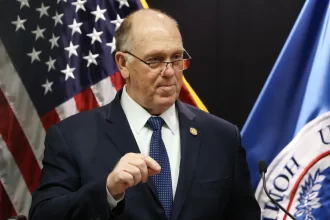 nao-queremos-ninguem-morto,-mas-democratas-devem-colaborar,-diz-enviado-de-trump-a-minneapolis