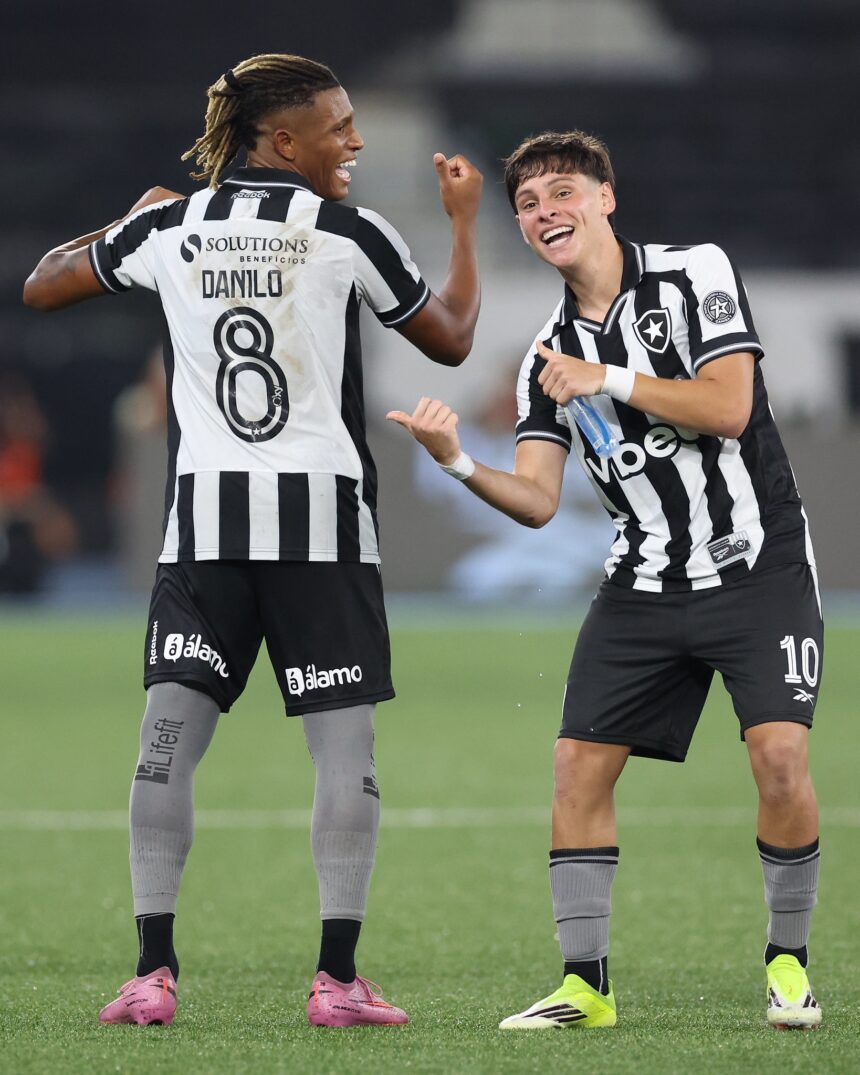 com-noite-brilhante-de-danilo-e-montoro,-botafogo-atropela-o-cruzeiro-na-estreia-do-brasileiro