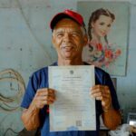 apos-perder-certidao-de-nascimento-em-incendio-e-ser-dado-como-morto,-lavrador-conquista-‘direito-de-existir’-com-novo-documento