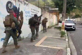 pm-faz-operacao-no-morro-do-fuba,-em-campinho,-apos-dois-agentes-serem-baleados