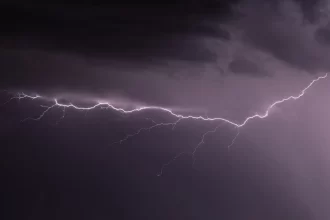 homem-morre-apos-ser-atingido-por-raio-em-praia-do-rs