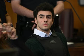 homem-finge-ser-do-fbi-para-soltar-mangione-e-faz-ameaca-com-garfo