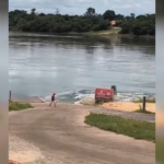homem-fica-desesperado-e-se-senta-em-meio-fio-apos-carreta-afundar-no-rio-tocantins;