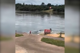 homem-fica-desesperado-e-se-senta-em-meio-fio-apos-carreta-afundar-no-rio-tocantins;