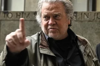 tenho-de-manter-essa-coisa-de-bolsonaro-nos-bastidores,-disse-steve-bannon-em-mensagem-no-caso-epstein
