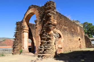 igreja-em-pedra-construida-no-periodo-colonial-preserva-tracos-unicos-no-to