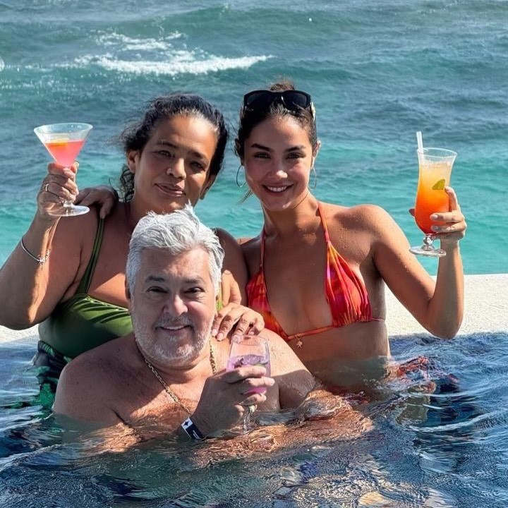 sidney-magal-posa-durante-ferias-com-mulher-e-a-filha-cacula