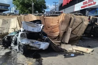 caminhao-desgovernado-atinge-oito-veiculos-em-avenida-de-sc