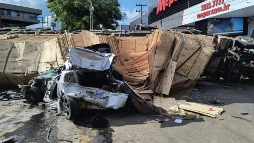 caminhao-desgovernado-atinge-oito-veiculos-em-avenida-de-sc