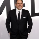 diretor-de-documentario-“melania”-surge-em-(novas)-fotografias-de-epstein