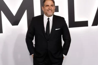 diretor-de-documentario-“melania”-surge-em-(novas)-fotografias-de-epstein