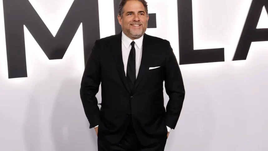 diretor-de-documentario-“melania”-surge-em-(novas)-fotografias-de-epstein