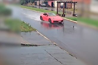 mostra-momento-em-que-porsche,-de-mais-de-r$-700-mil,-perde-o-controle-antes-de-bater-em-poste