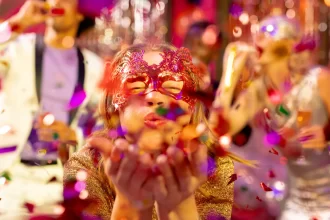 pre-carnaval:-fazer-skincare-antes-da-folia-reduz-danos-e-irritacoes