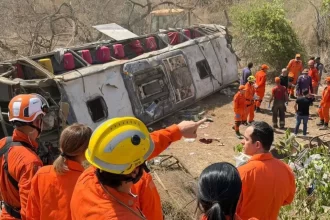 onibus-com-romeiros-capota-e-deixa-15-mortos-e-varios-feridos-no-sertao-de-alagoas