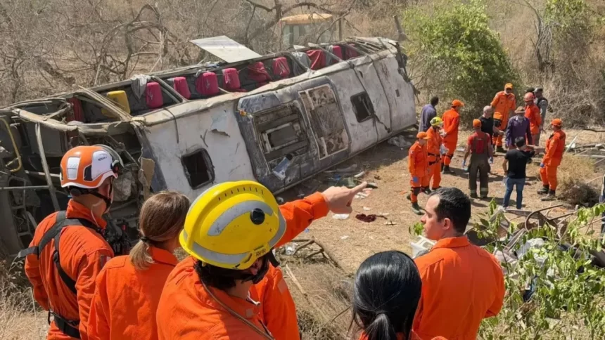 onibus-com-romeiros-capota-e-deixa-15-mortos-e-varios-feridos-no-sertao-de-alagoas
