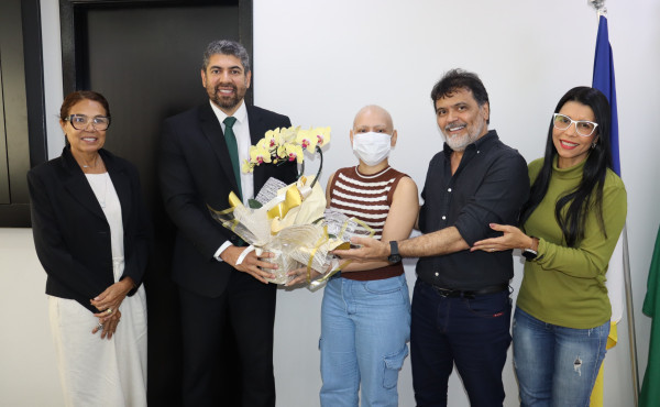 servidora-da-ssp/to-e-recebida-com-homenagens-apos-vencer-batalha-contra-o-cancer