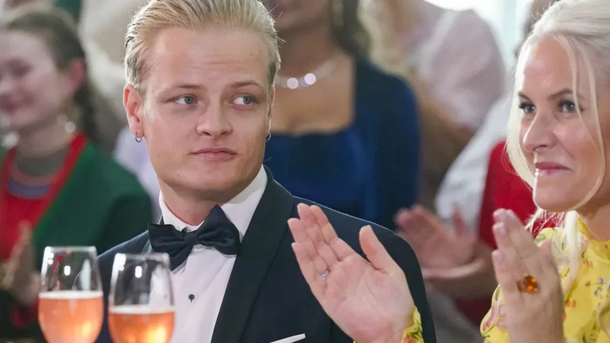 acusado-de-estupro,-filho-da-princesa-herdeira-da-noruega-se-diz-inocente-em-1o-dia-de-julgamento