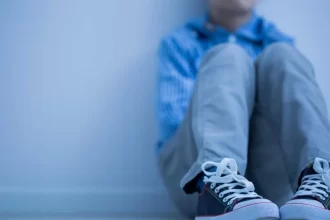 dez-homens-sao-indiciados-por-drogar-e-estuprar-menino-de-5-anos-na-franca