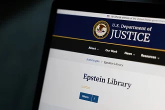 divulgado-video-que-epstein-gravou-as-escondidas-quando-estava-detido