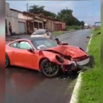porsche,-de-mais-de-r$-700-mil,-que-perdeu-o-controle-e-bateu-em-poste,-teve-perda-total,-diz-dono