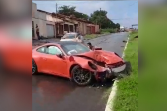 porsche,-de-mais-de-r$-700-mil,-que-perdeu-o-controle-e-bateu-em-poste,-teve-perda-total,-diz-dono