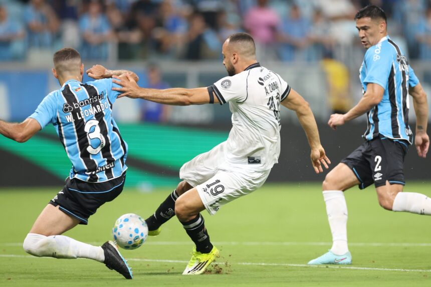 gremio-vira-e-derrota-o-botafogo-em-jogo-de-oito-gols-na-arena
