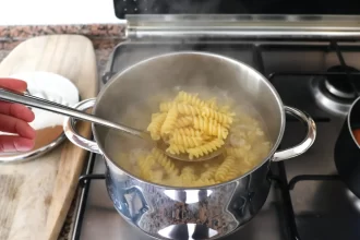 azeite-na-massa-resolve-ou-atrapalha?-saiba-como-evitar-que-grude