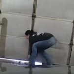 mulher-fica-presa-em-lava-jato-e-se-desespera-apos-falha-no-sistema;-veja