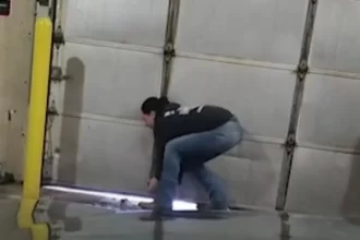 mulher-fica-presa-em-lava-jato-e-se-desespera-apos-falha-no-sistema;-veja