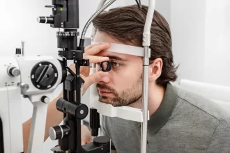 bacteria-comum-no-olho-pode-estar-ligada-a-piora-do-alzheimer,-diz-estudo