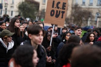 protestos-contra-ice-ocorrem-em-milao-antes-da-abertura-da-olimpiada