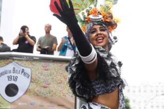 bloco-mais-antigo-do-rio,-cordao-da-bola-preta-tera-centro-cultural