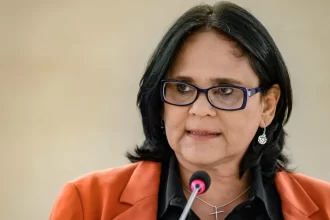 damares-denuncia-freixo-por-embratur-apoiar-escola-que-homenageia-lula