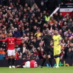 united-aproveita-expulsao,-bate-tottenham-e-vence-a-quarta-seguida