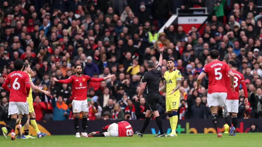 united-aproveita-expulsao,-bate-tottenham-e-vence-a-quarta-seguida