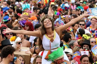 saiba-como-ajudar-uma-pessoa-que-passa-mal-em-blocos-e-festas-de-carnaval