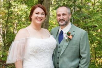 estranhos-entram-em-‘grupo-para-pessoas-chatas’-para-passar-o-tempo,-apaixonam-se-e-se-casam