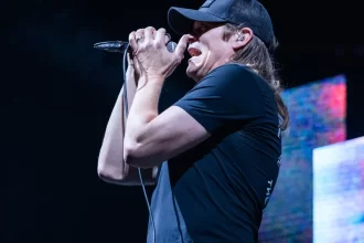 brad-arnold,-vocalista-da-banda-3-doors-down,-morre-aos-47-anos