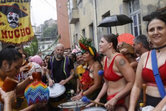 besa-me-mucho-leva-musica-latina-as-ladeiras-do-morro-da-providencia