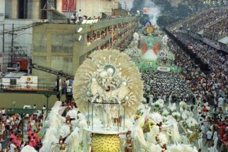 criador-e-criaturas:-renato-lage-e-homenageado-por-carnavalescos,-que-se-fantasiam-inspirados-em-seus-carnavais